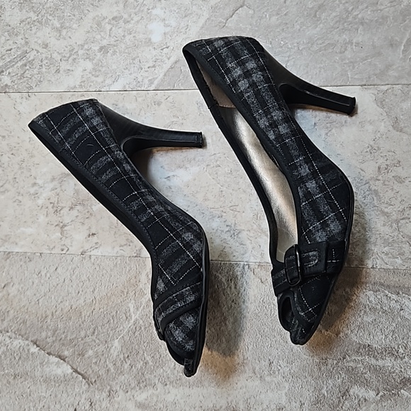 Apt. 9 Heels. - Picture 2 of 6